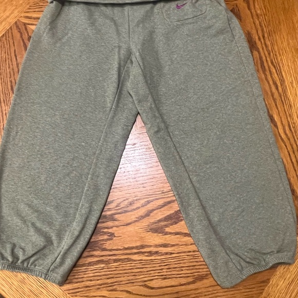 Nike Dri-Fit Capris. Size S - Picture 2 of 8